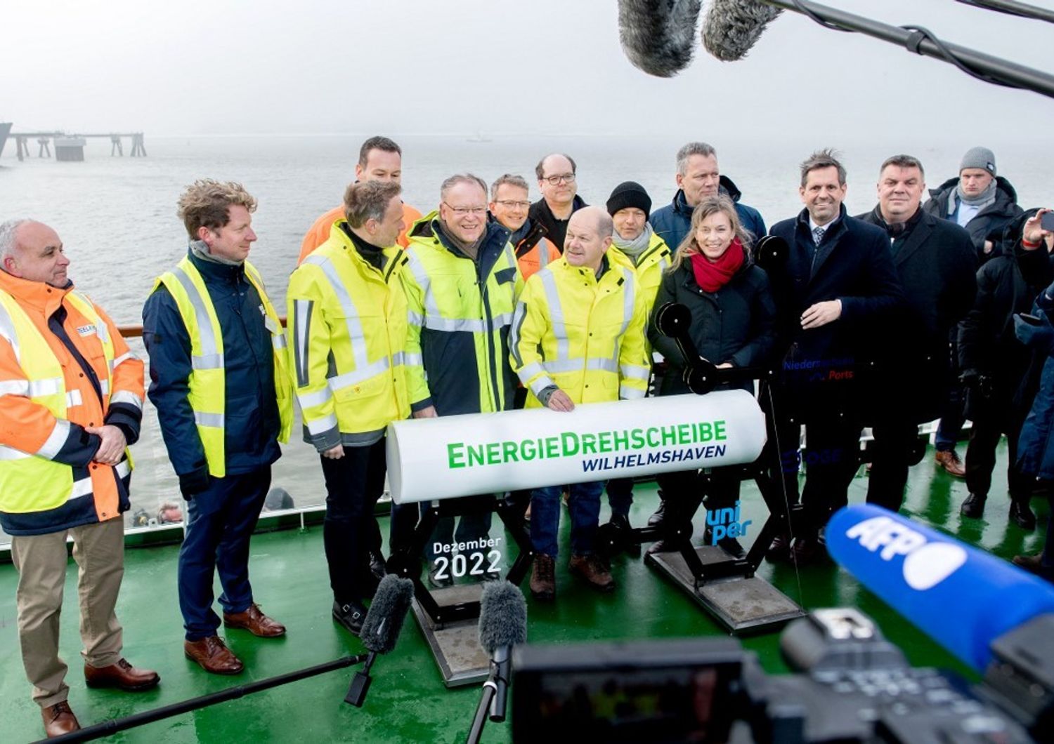 Il Cancelliere tedesco Olaf Scholz visita la nave speciale &quot;H&ouml;egh Esperanza&quot; durante l'apertura del terminale GNL a Wilhelmshaven.&nbsp;