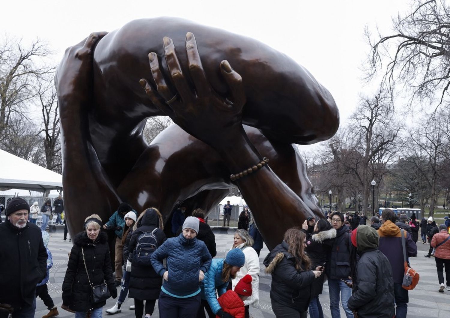 La statua The Embrace, a Boston