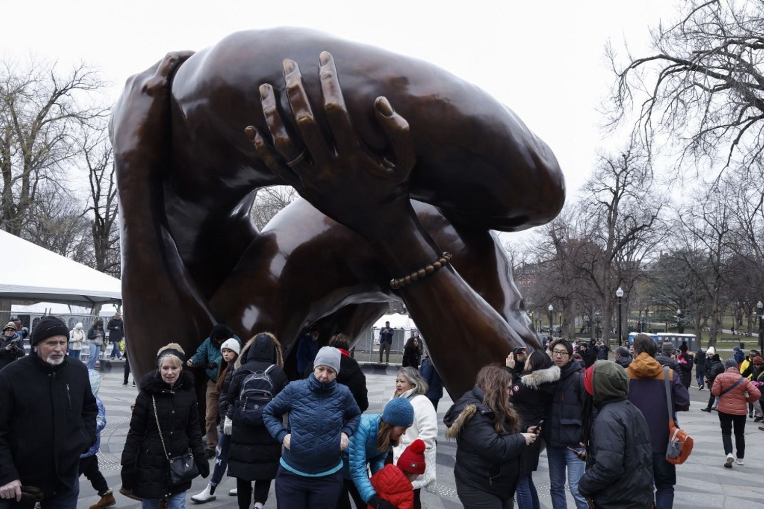 La statua The Embrace, a Boston