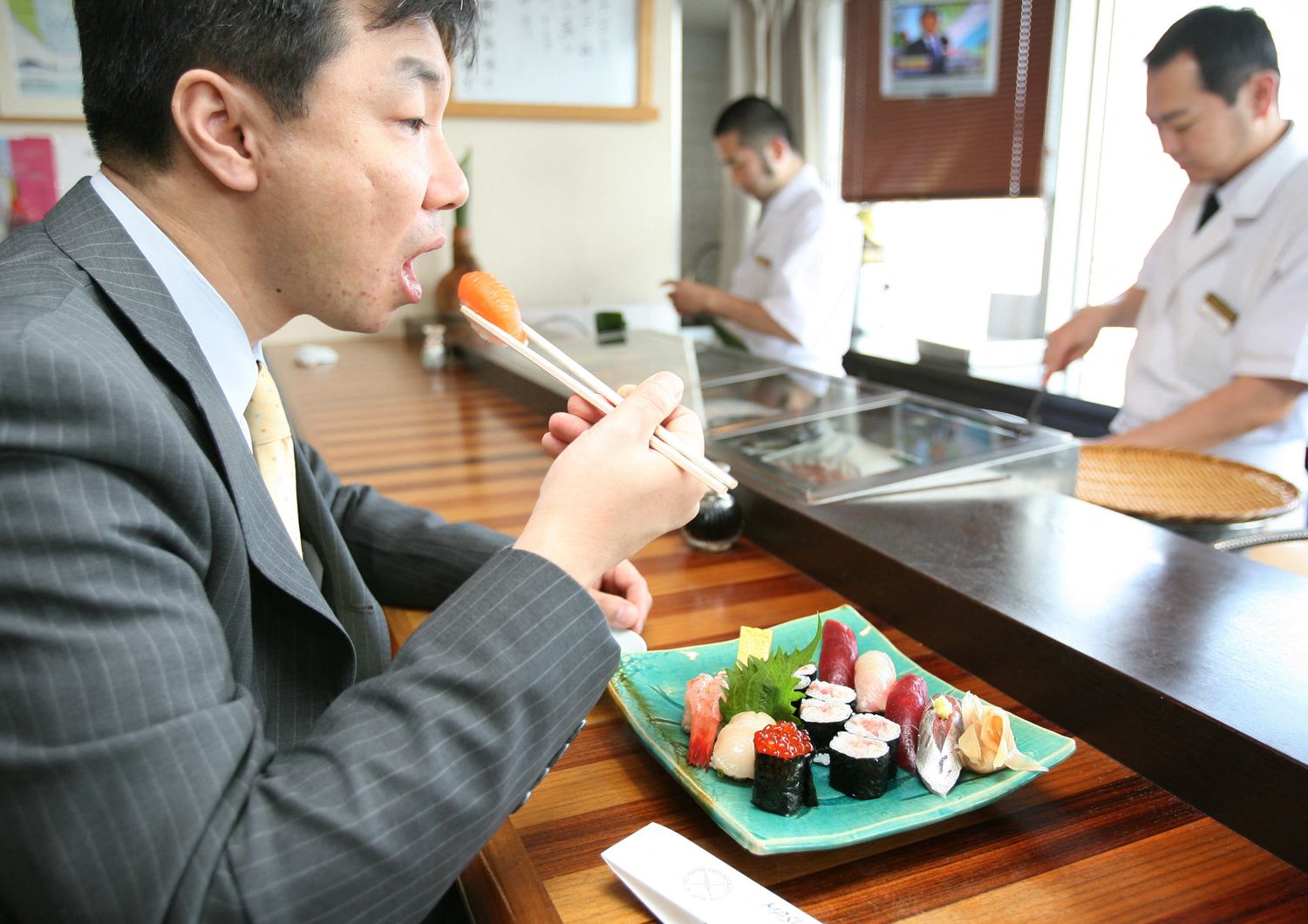ultima moda social Giappone sputare nel piatto del vicino al ristorante&nbsp;
