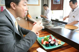 ultima moda social Giappone sputare nel piatto del vicino al ristorante&nbsp;
