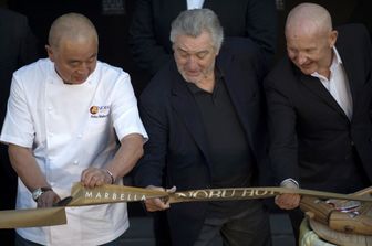 Lo chef Nobuyuki&nbsp; Matsuhisa con Robert De Niro all'inaugurazione del Nobu Hotel di Marbella