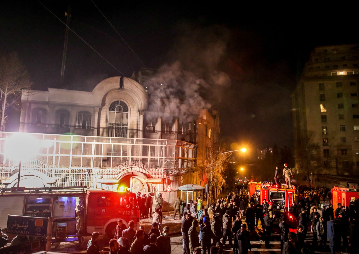 Nella foto i manifestanti iraniani danno fuoco all'ambasciata dell'Arabia Saudita a Teheran (2016)&nbsp;