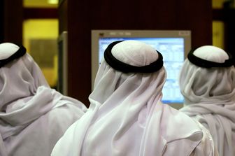 Investitori alla Borsa di Dubai