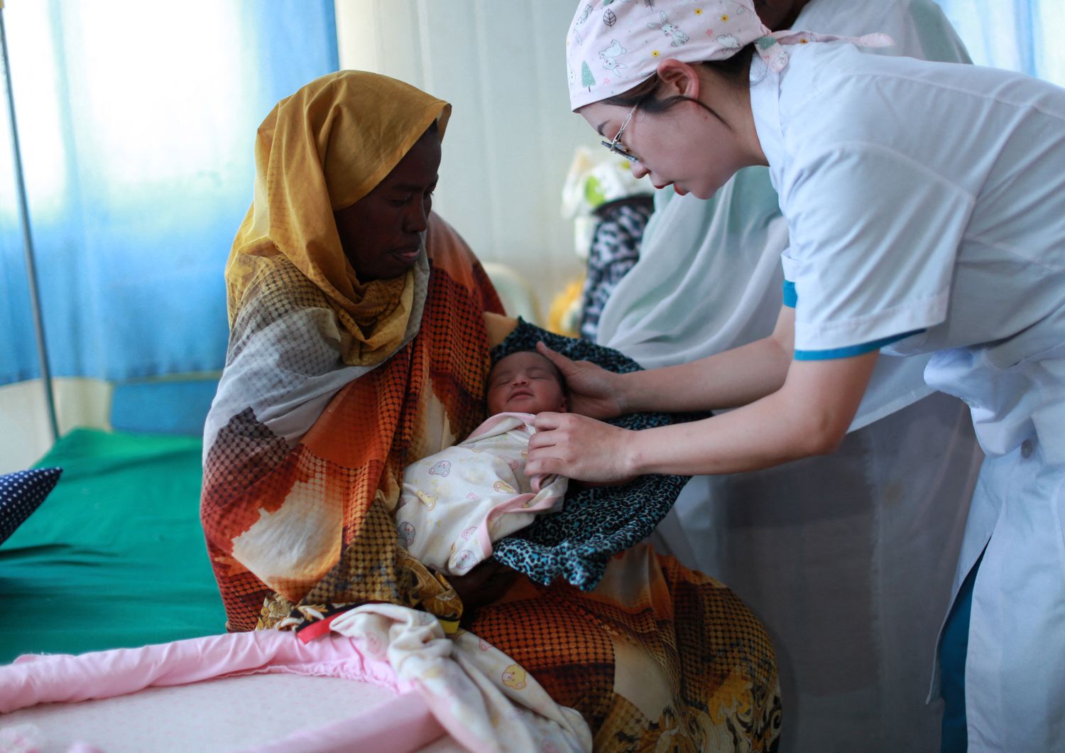 Visita ad un neonato all'ospedale Abu Osher in Sudan
