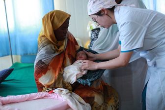 Visita ad un neonato all'ospedale Abu Osher in Sudan