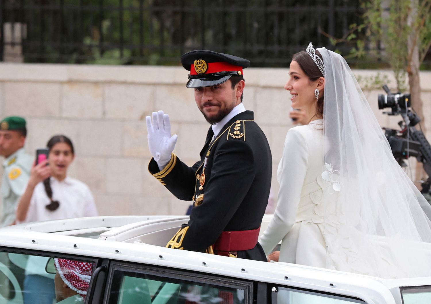 Il principe Hussein e la sua sposa durante la cerimonia delle nozze