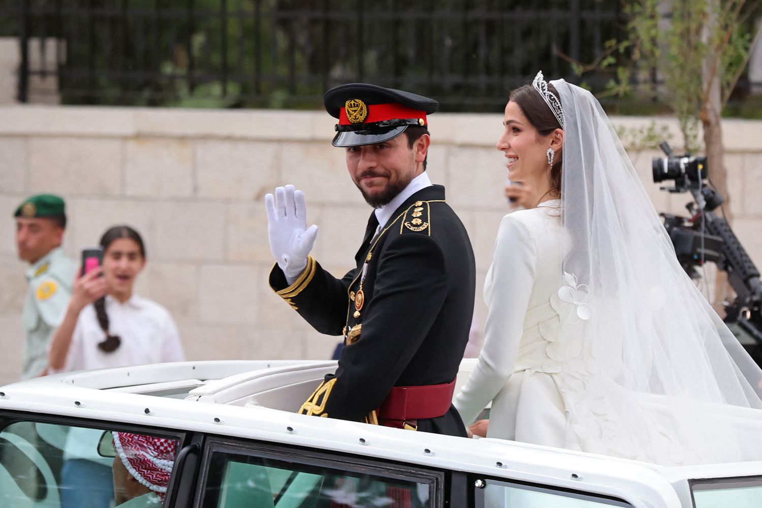 Il principe Hussein e la sua sposa durante la cerimonia delle nozze