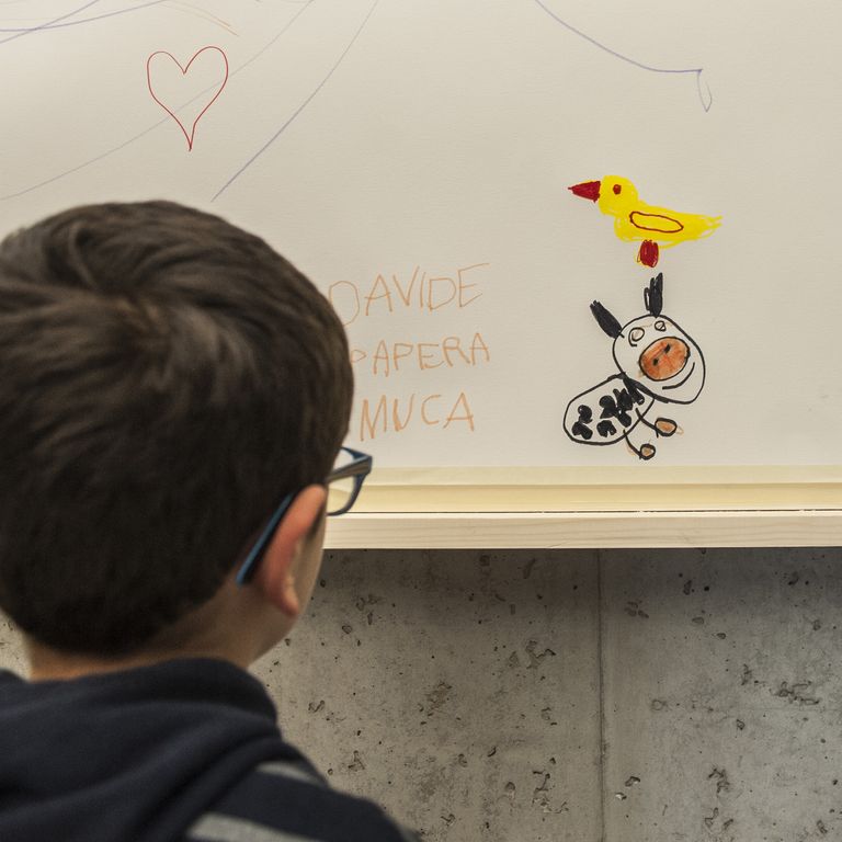 Performance di ragazzi autistici al Maxxi di Roma