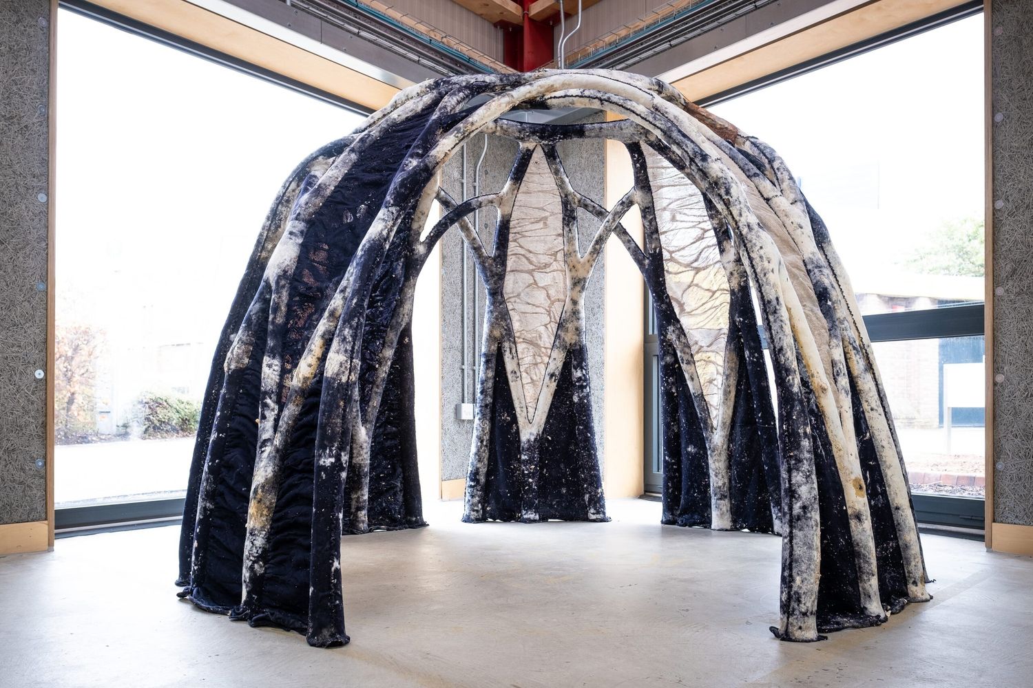 Una struttura autoportante di 1,8 m di altezza e 2 m di diametro realizzata con il micocrete BioKnit utilizzando una cassaforma a maglia.&nbsp;