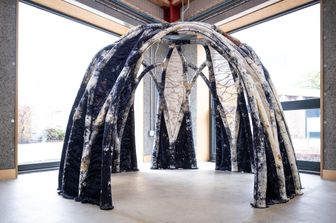 Una struttura autoportante di 1,8 m di altezza e 2 m di diametro realizzata con il micocrete BioKnit utilizzando una cassaforma a maglia.&nbsp;