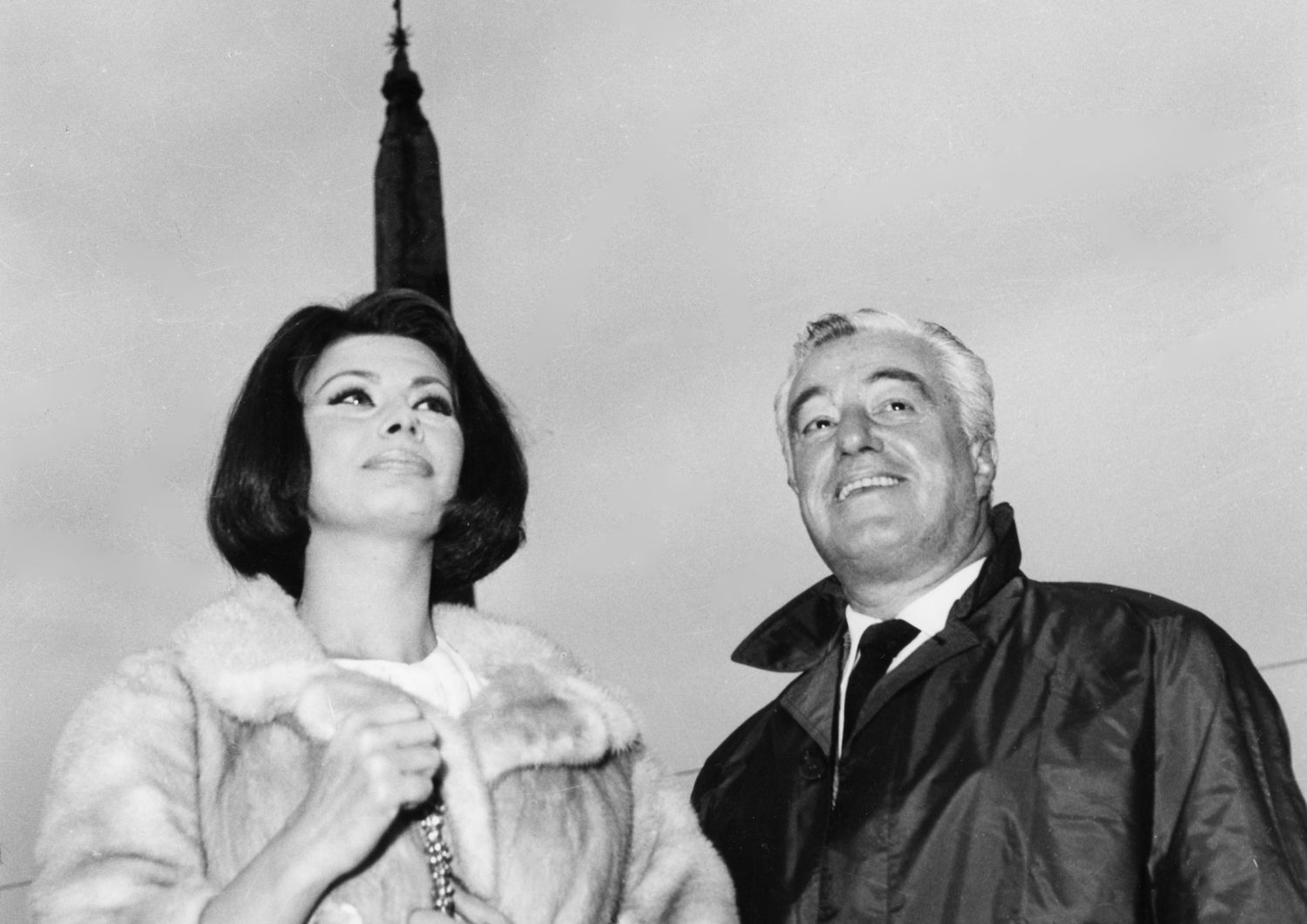Sofia Loren e Vittorio De Sica in una pausa sul set del film &quot;Ieri oggi e domani&quot; dove l'attrice impersonava Adelina