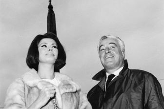 Sofia Loren e Vittorio De Sica in una pausa sul set del film &quot;Ieri oggi e domani&quot; dove l'attrice impersonava Adelina