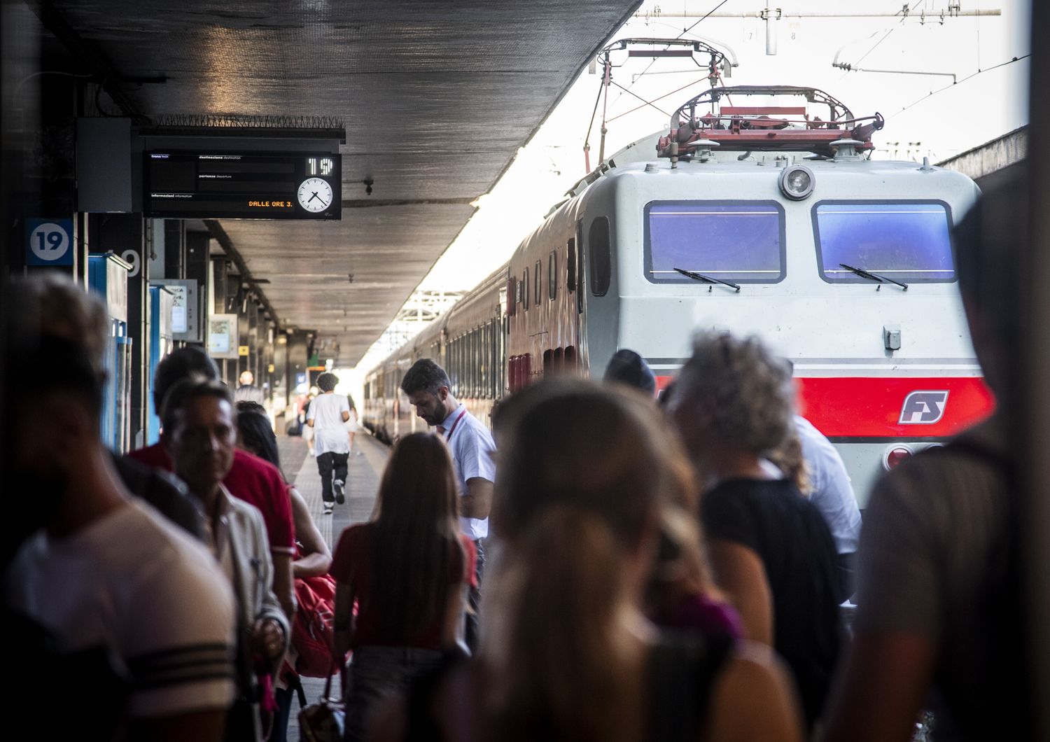 Passeggeri in attesa di treni alla stazione Termini&nbsp;