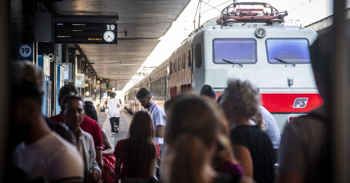 Controllore accoltellato sul treno. I sindacati proclamano 8 ore di sciopero. Appello del Garante, "sia solo simbolico"