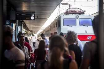 Passeggeri in attesa di treni alla stazione Termini&nbsp;