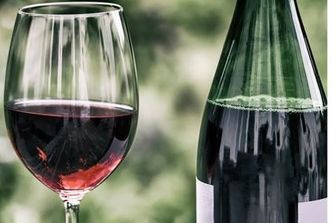 Una bottiglia di vino, uno dei simboli&nbsp;dello stile di vita italiano